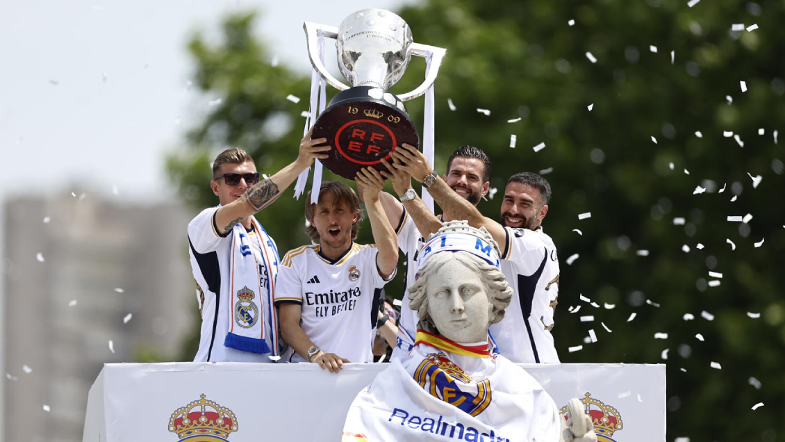[Fotos] Real Madrid recibió la copa y festejó en las calles su liga ...