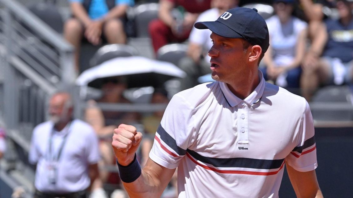 Nicolás Jarry superó a un batallador Napolitano y se instaló en octavos de final en Roma