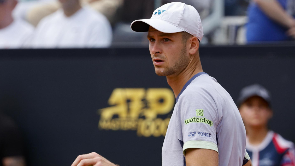 Hurkacz impuso su potencia ante Etcheverry y avanzó en Roma