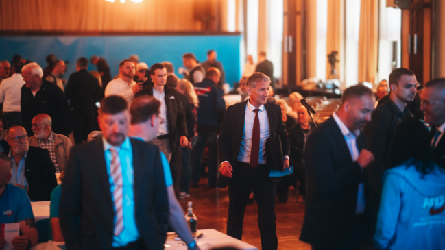 Multan a líder ultraderechista alemán por uso de lema nazi