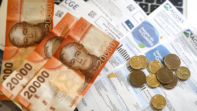 El 64% de los chilenos dice que le cuesta llegar económicamente a fin de mes