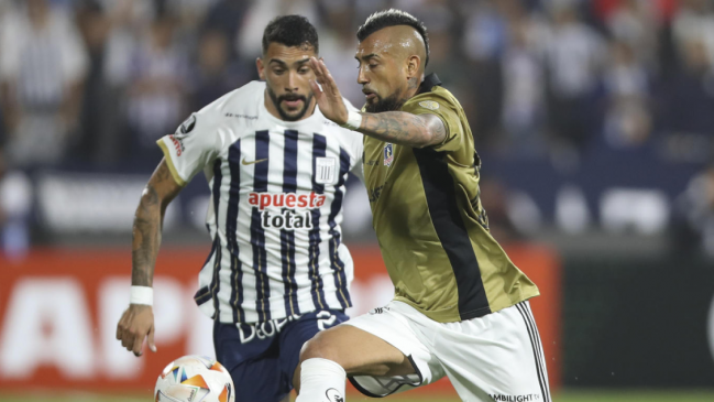 Colo Colo evitó el desastre ante Alianza Lima con un golazo de Arturo Vidal