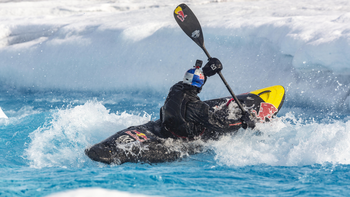 Kayakista radicado en Chile descendió la cascada de hielo más grande del mundo