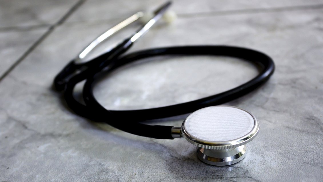 Médico es imputado por negligencia: Paciente murió en su casa horas después de una cirugía