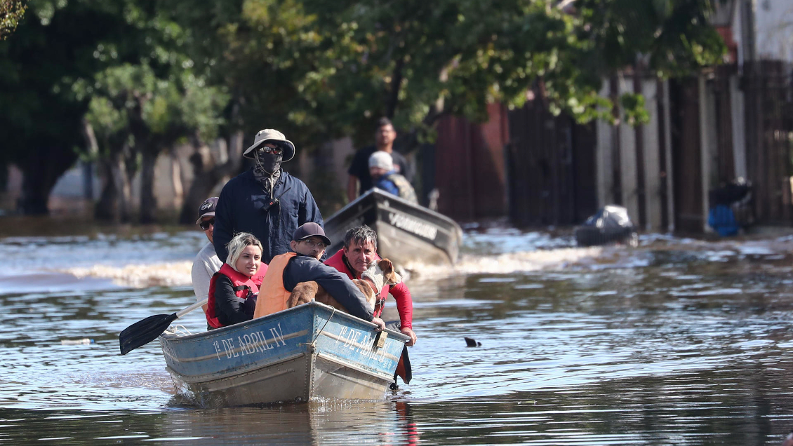 Rescatan a personas con hipotermia que seguían en casas inundadas en Porto Alegre