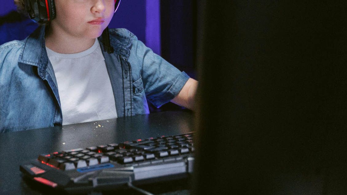 Estudio: Cuatro de cada 10 niños latinos conversa en internet con desconocidos