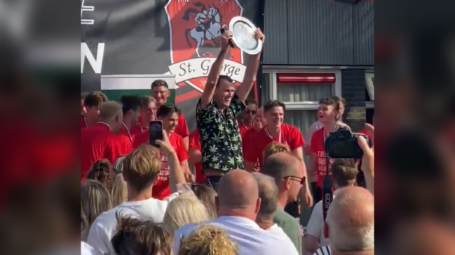 Arbitro fue castigado de por vida: Sumó 15 minutos, mostró cuatro rojas y celebró el título