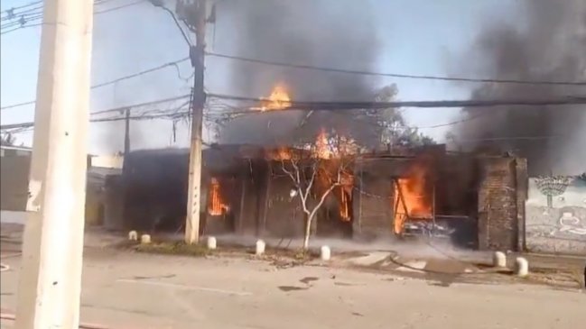 Incendio destruyó al menos 10 viviendas en Estación Central