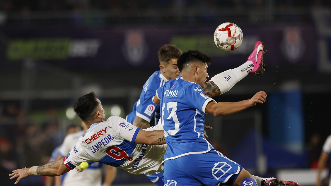 [VIDEO] ¡Se pasó! La espectacular chilena de Zampedri a la U en el clásico universitario