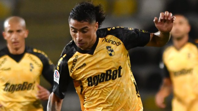 Luciano Cabral fue expulsado por su reacción en el duelo ante Cobresal