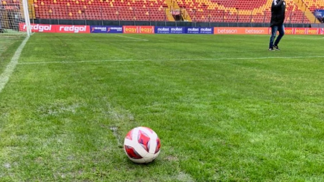 ¿Se jugará? Lluvia en Santiago pone en duda los partidos en Santa Laura y La Pintana