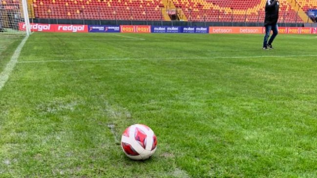¿Se jugará? Lluvia en Santiago pone en duda los partidos en Santa Laura y La Pintana