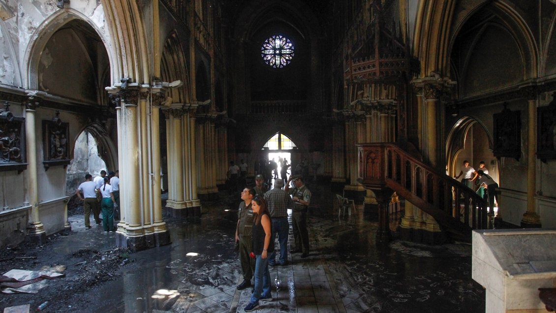 Condenan a 10 años de cárcel a único acusado por quemar la Iglesia de Carabineros