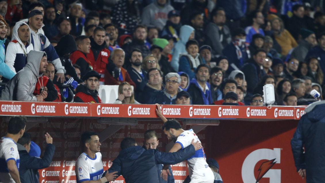 U. de Chile fue citada por comportamiento de sus hinchas ante la UC
