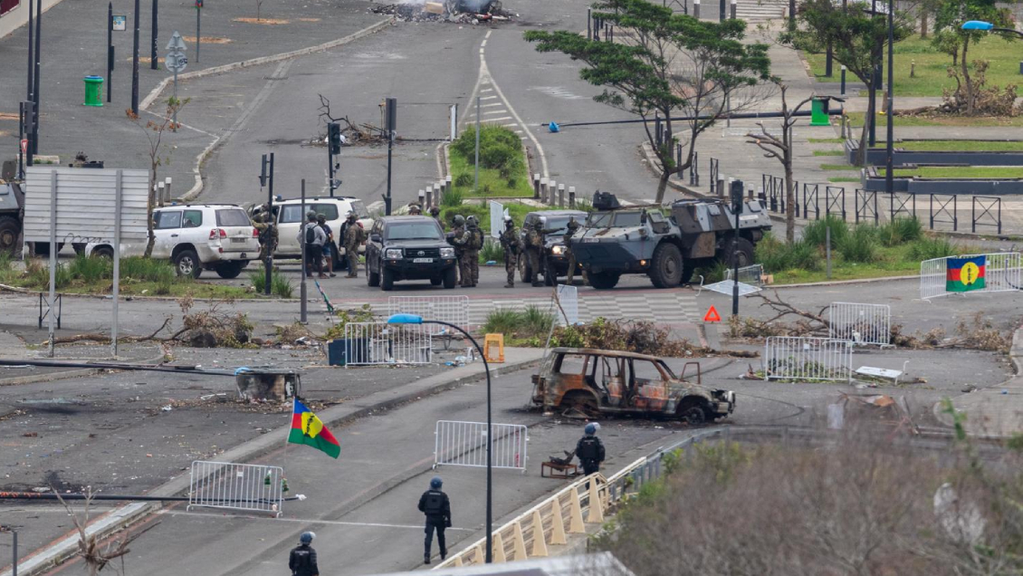 Crisis en Nueva Caledonia: Disturbios suman un séptimo muerto tras visita exprés de Macron