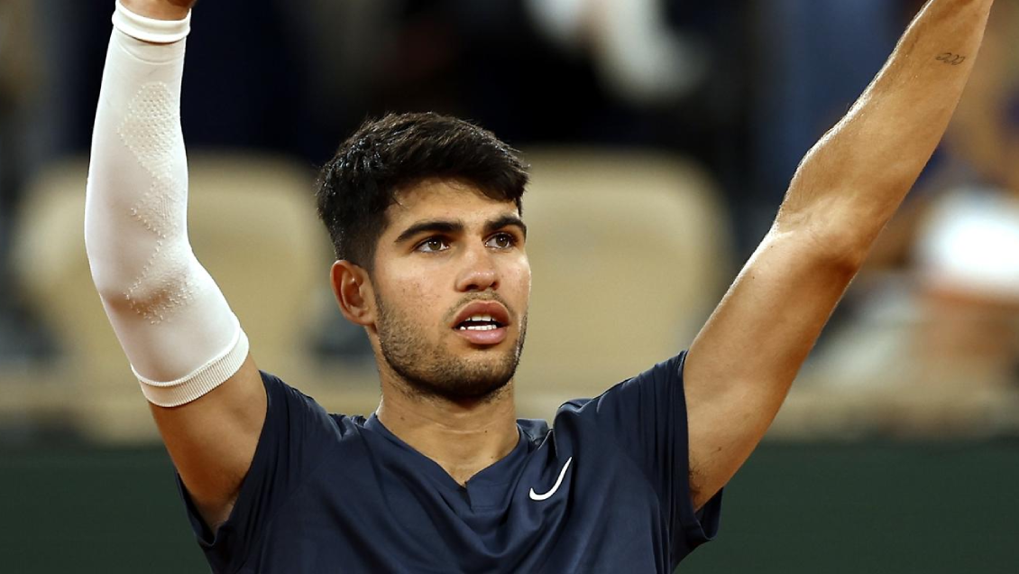 Carlos Alcaraz tuvo un demoledor estreno en Roland Garros