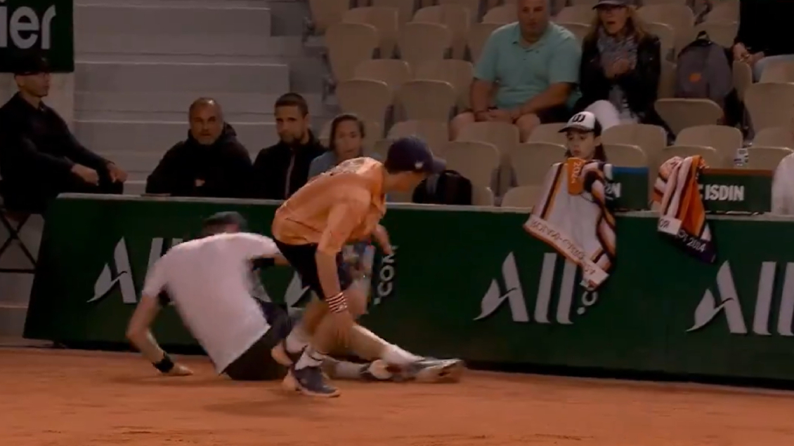 [VIDEO] Jarry fue chocado por un pasapelotas y se dio un costalazo en su partido con Moutet