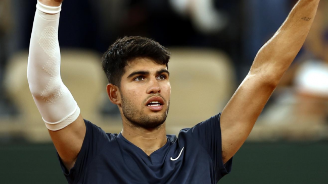 Carlos Alcaraz tuvo un demoledor estreno en Roland Garros