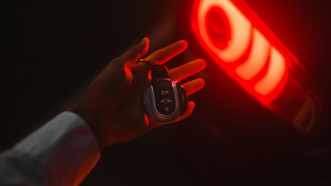 Descubren moderno sistema que usaban ladrones para robar autos en Santiago