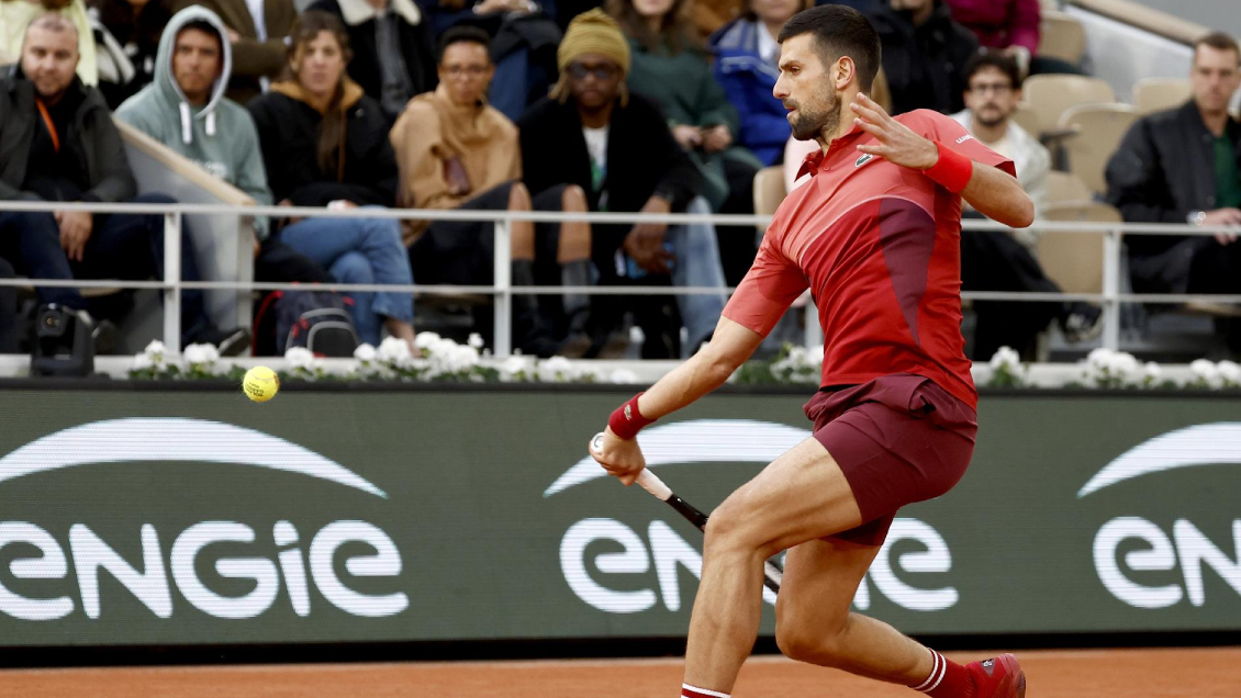 Novak Djokovic asumió su favoritismo y se estrenó con victoria en Roland Garros