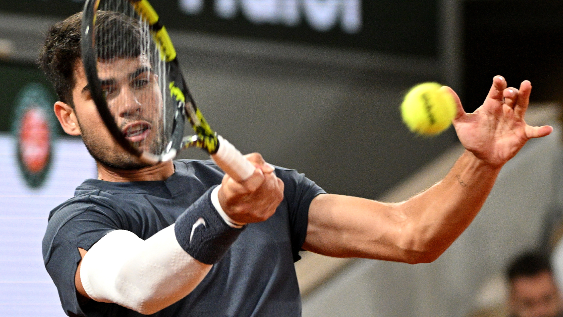 Alcaraz sacó adelante un exigente choque con De Jong y accedió a tercera ronda en Roland Garros