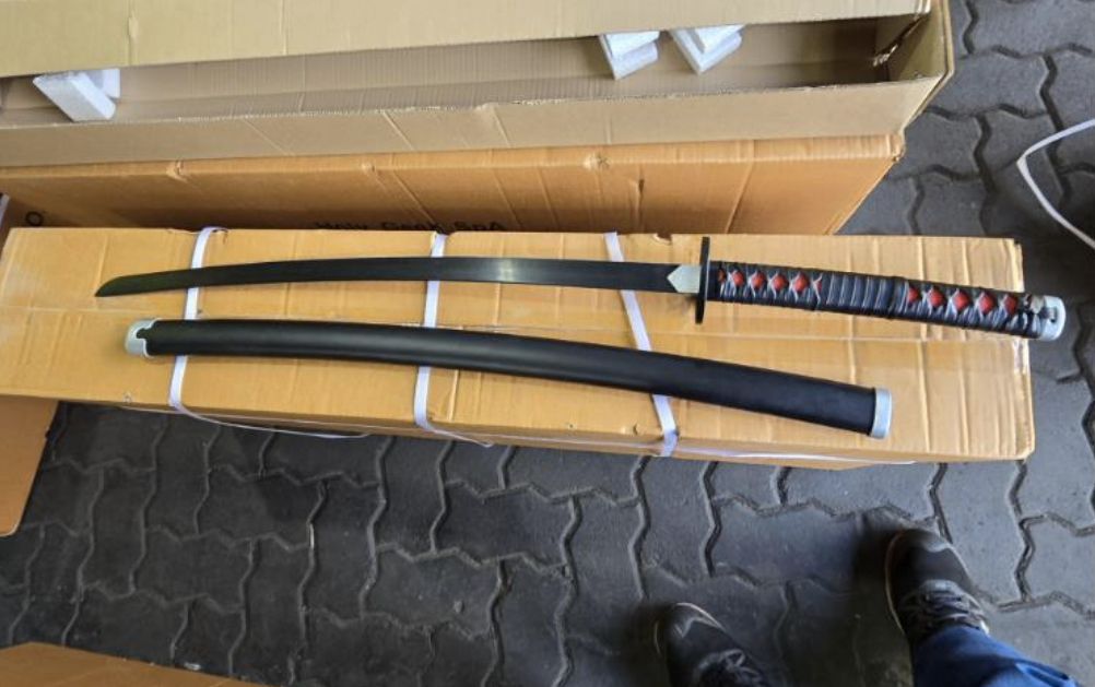 Aduanas decomisa 360 katanas de origen japonés que intentaron ingresar como objeto de decoración