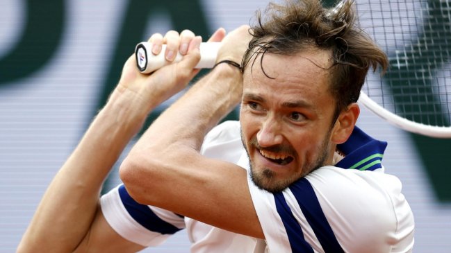 Medvedev superó la segunda ronda de Roland Garros por el abandono de Kezmanovic