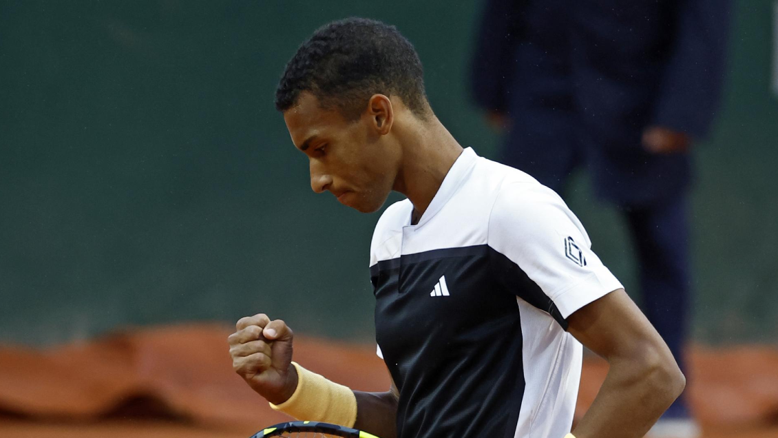 Auger-Aliassime avanzó y se citó con Alcaraz para los octavos de Roland Garros