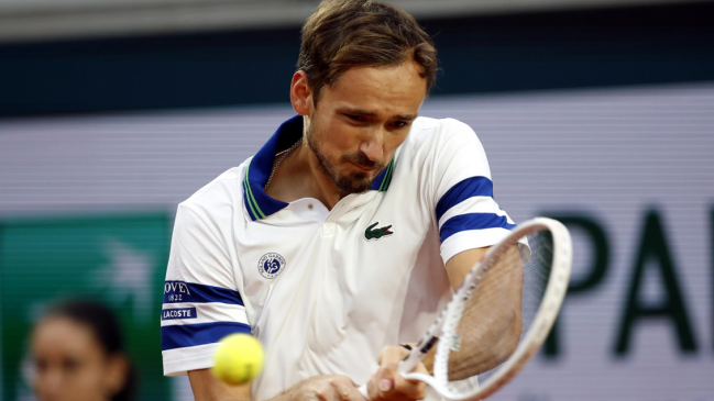 Medvedev avanzó a octavos de final y desafiará a De Miñaur en Roland Garros
