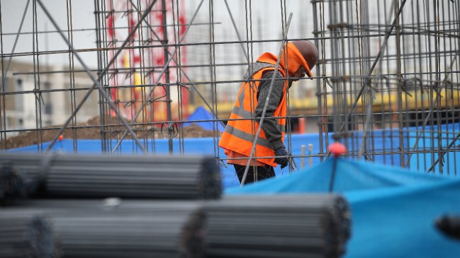 Economista David Bravo advirtió que Chile retrocedió 10 años en ocupación laboral