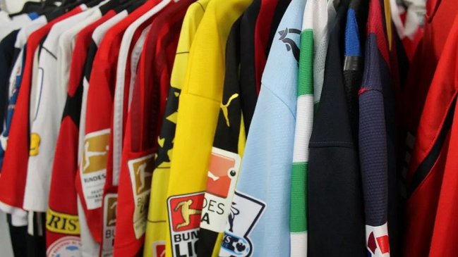 Muestra, venta y cambios: Barrio Italia recibe feria de camisetas de fútbol