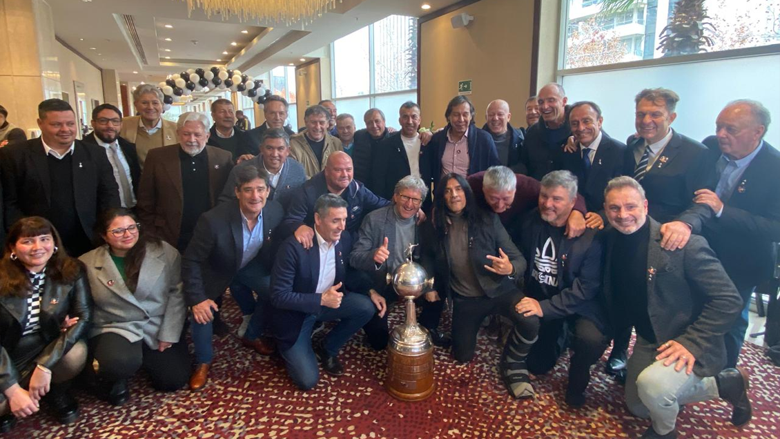 [VIDEO] Histórico plantel de Colo Colo posó junto a la Copa Libertadores 1991