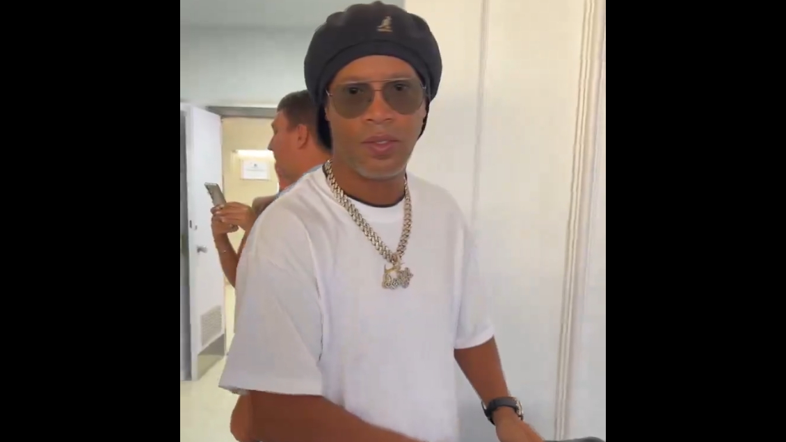 Ronaldinho llegó a Caracas para jugar torneo de exhibición