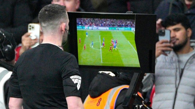 La Premier League votó por mantener el VAR