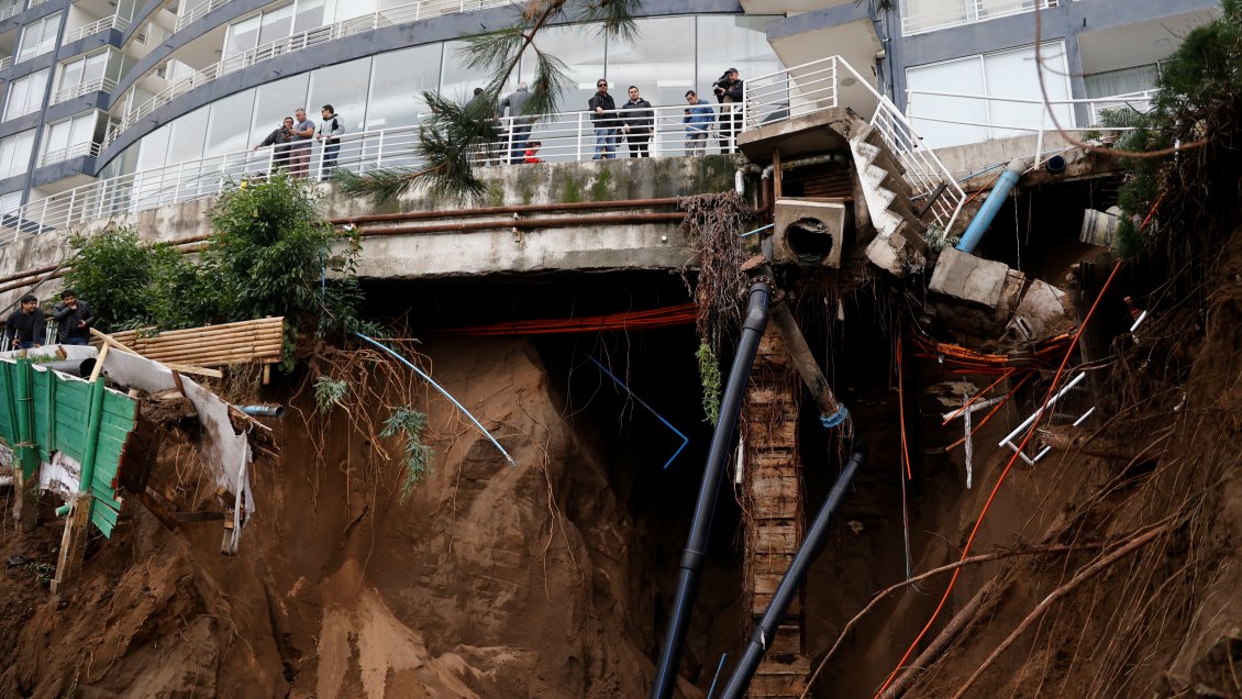 Socavón: Serviu indaga posible sobrecarga del colector colapsado en Viña