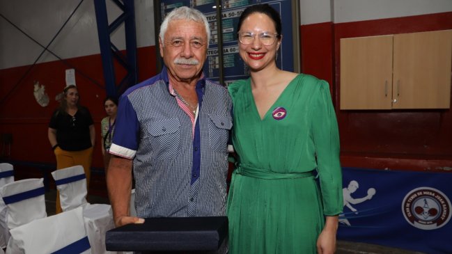 ¡Ídolo! Carlos Caszely tendrá su propia calle en la comuna de Santiago