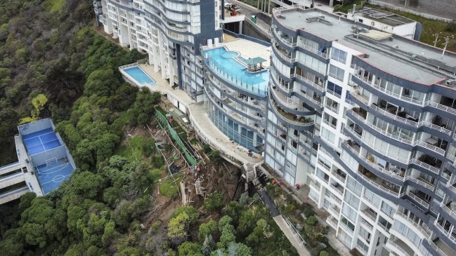 Sistema frontal: Gobierno sugiere evacuación en torres aledañas al socavón en Viña del Mar