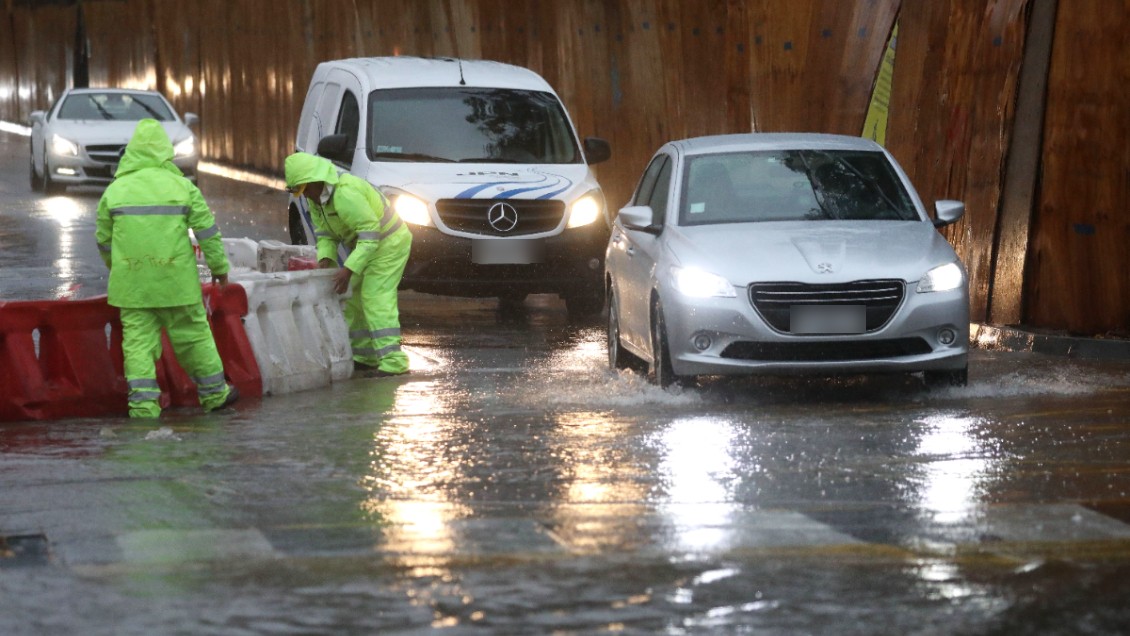 Sistema frontal en Santiago: Revisa las calles anegadas y desvíos de tránsito
