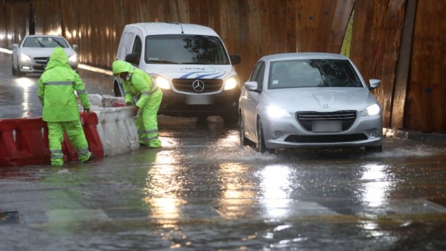 Sistema frontal en Santiago: Revisa las calles anegadas y desvíos de tránsito