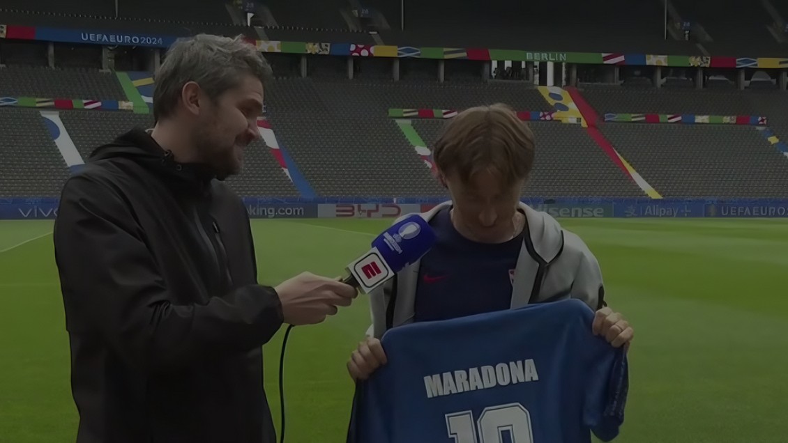 Modric se emocionó e hizo una promesa al recibir camiseta de Maradona