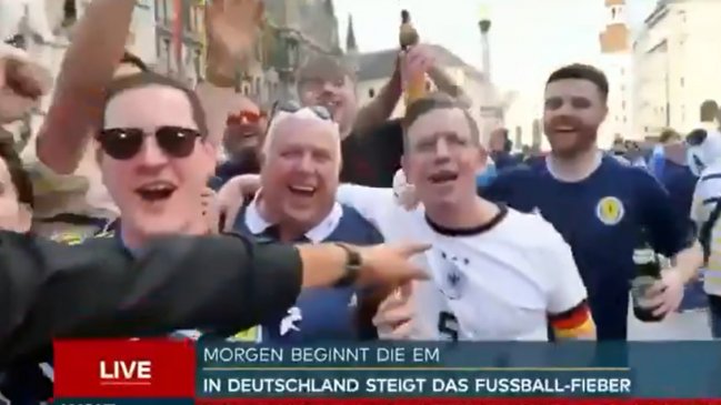 Con sorpresa incluida: El exabrupto de hinchas escoceses en TV en la Eurocopa