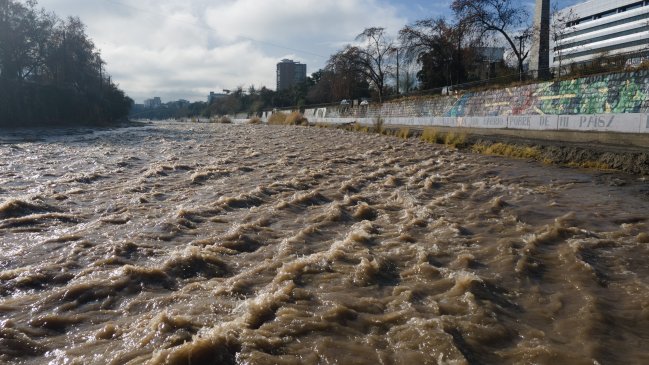 Talagante: Alcalde pidió reubicar campamento tras subida de Río Mapocho