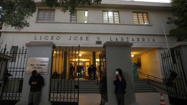 Matthei anuncia querella contra quienes rociaron con bencina a director de Liceo Lastarria