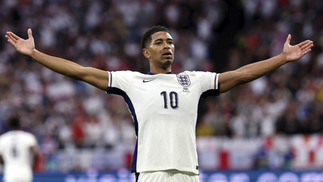 [VIDEO] Jude Bellingham adelantó a Inglaterra frente a Serbia con un cabezazo letal