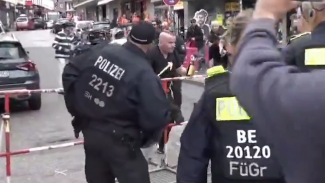 Policía de Hamburgo le disparó a un sujeto que amenazó con picota a hinchas en la Euro 2024