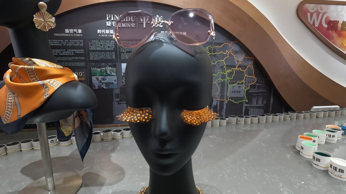 Pingdu, el postizo pestañeo de China al mundo