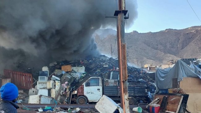 Incendio en campamento de Antofagasta: Nueve damnificados y un bombero agredido