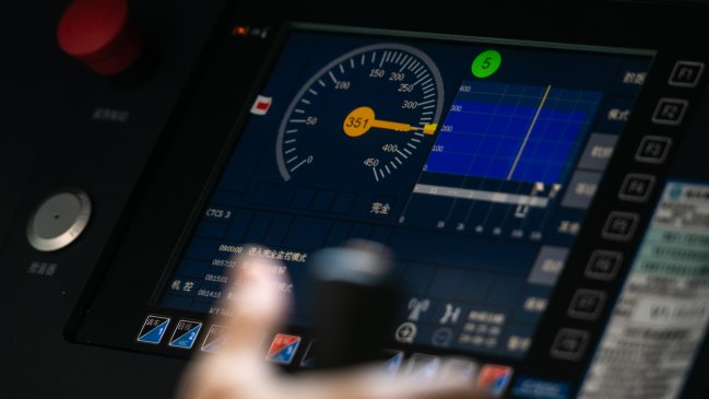 Tren de alta velocidad en Beijing opera a 350 kilómetros por hora en toda su línea