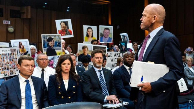 CEO de Boeing se disculpó con familias de víctimas de accidentes aéreos