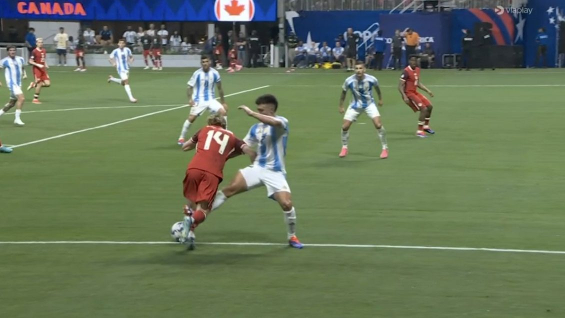 [VIDEO] ¿Era penal? La falta que reclamó Canadá ante Argentina en la Copa América